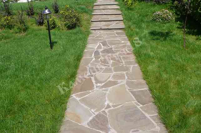 Мощение дорожек природным камнем
