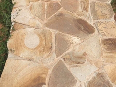 Камень желтый