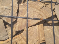 Камень коричневый с разводом